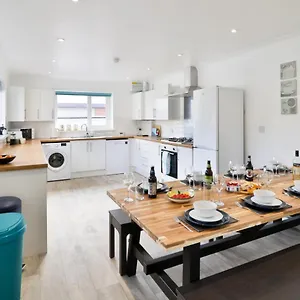 rumney-house.cardiffhotelswales.com/